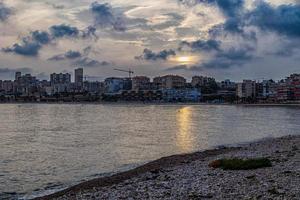 bord de mer paysage avec le coucher du soleil alicante Espagne avec des nuages dans le ciel photo