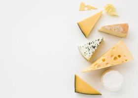 Assortiment plat de fromages gastronomiques avec espace copie photo
