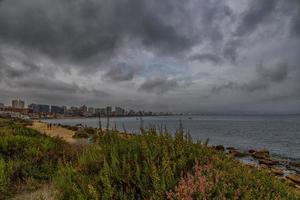 paysage de le front de mer de alicante Espagne sur une chaud ensoleillé l'automne journée photo