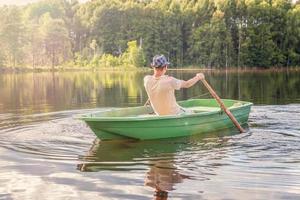 pêcheur dans un bateau photo