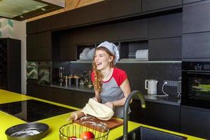 adolescent fille en train de préparer pâte, cuire fait maison vacances Pomme tarte dans cuisine photo