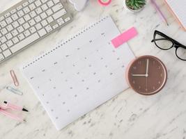 calendrier et horloge de bureau plat photo