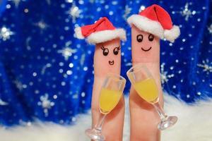 doigt art de une content couple dans le Nouveau année Chapeaux. photo