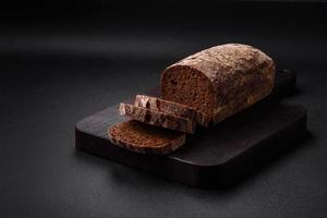 pain de Frais croustillant marron pain avec céréales et des graines photo