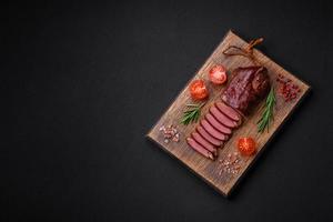 délicieux canard filet ou Sein grillé ou fumé avec épices et sel photo