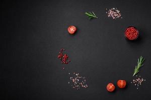 Ingrédients pour cuisine une délicieux végétarien plat Cerise tomates, Romarin, sel photo