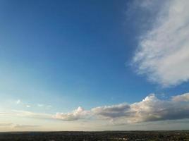 aérien vue de luton Résidentiel district de Saint augustine ave luton Angleterre Angleterre génial grande-bretagne. le image a été capturé sur 06-avril-2023 avec drone caméra pendant le coucher du soleil photo