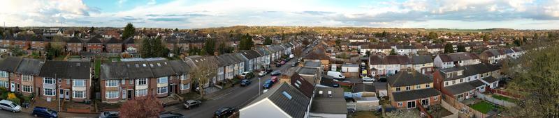 aérien vue de luton Résidentiel district de Saint augustine ave luton Angleterre Angleterre génial grande-bretagne. le image a été capturé sur 06-avril-2023 avec drone caméra pendant le coucher du soleil photo
