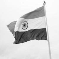 drapeau indien flottant, drapeau indien le jour de l'indépendance et le jour de la république de l'inde, agitant le drapeau indien, har ghar tiranga photo