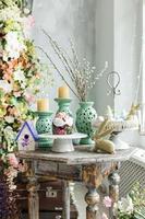 élégant brillant intérieur de le vivant chambre, décoré pour Pâques. cheminée avec fleurs. il y a non un dans le chambre. photo
