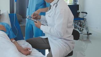 femmes asiatique médecins tenir le patient main et encourager et fournir médical Conseil tandis que vérification le patient santé dans lit. concept de se soucier et compassion, prénatale se soucier, menacé Avortement photo