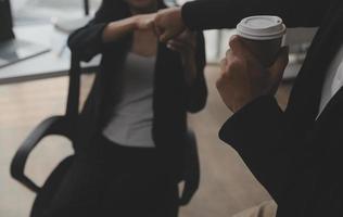 professionnels de l'entreprise. groupe de jeunes hommes d'affaires confiants analysant des données à l'aide d'un ordinateur tout en passant du temps au bureau photo