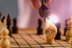 fermer de homme d'affaire mains en jouant échecs jeu. concept de affaires stratégie et tactique. photo