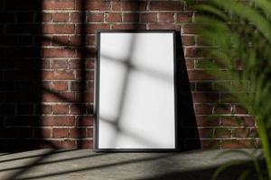 noir Cadre maquette sur brique mur avec fenêtre ombre dans grenier intérieur photo