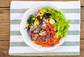 thaïlandais nourriture légume salades sur salades bol avec Frais légume fruit des noisettes et céréales pour en bonne santé nourriture mixte légume salade végétarien vert et coloré nourriture pour petit déjeuner photo