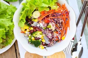 thaïlandais nourriture légume salades sur salades bol avec salade pansement Frais légume fruit des noisettes et céréales pour en bonne santé nourriture mixte légume salade végétarien vert et coloré nourriture pour petit déjeuner photo