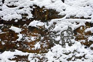 blanc neige et vert mousse sur le Roche Contexte. photo