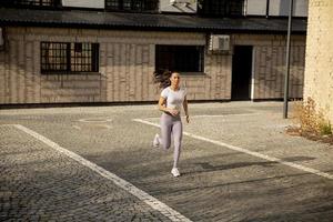 jeune femme qui court dans la rue photo