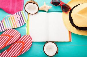 accessoires d'été pour femme moderne en vacances. vue de dessus. fond en bois bleu avec espace de copie. photo