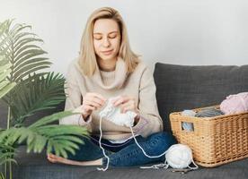 Jeune femme tricot chaud écharpe à l'intérieur photo