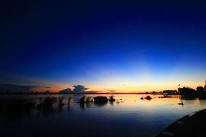 magnifique silhouette lever du soleil et le coucher du soleil est crépuscule sur le ciel et reflets dans le mekong rivière à vientiane province, Laos photo