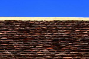 argile tuile art toit de bouddhiste temple dans bleu ciel photo
