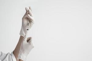 Médecin préparant un vaccin médical sur fond blanc photo