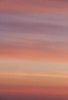 vue sur coloré des nuages dans ciel à lever du soleil photo