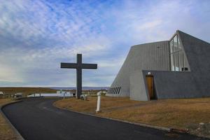 église, béton construction, avec une grand croix, Nouveau paroisse église, bloendus, photo