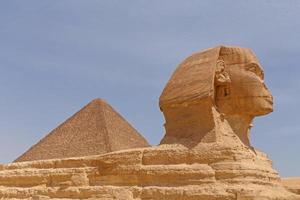 génial pyramide derrière génial sphinx dans gizeh, Egypte photo