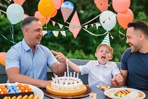 une garçon et le sien père sont célébrer une anniversaire avec une gâteau et des ballons derrière lui ai génératif photo