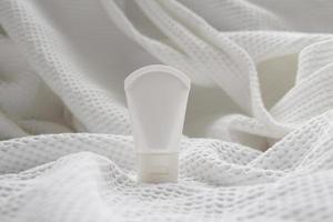 maquette de tube de lotion isolée sur fond blanc. photo
