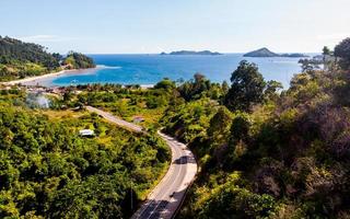 aérien coup de côtier paysage avec mer, route et collines photo