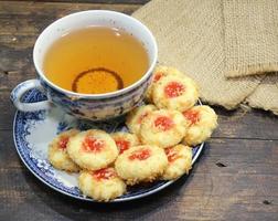 fait maison empreinte fraise confiture biscuits et thé photo