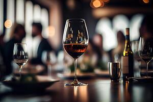 génératif ai illustration de une restaurant table avec une verre de blanc vin, doux d'or lumière, coûteux restaurant avec magnifique lumières dans le Contexte photo