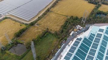 une grand solaire cellule toit sur un industriel bâtiment générateur électricité pour le plante pendant jour selon à Stratégies et les mesures à réduire global chauffage par prise grand angle coups de drones photo