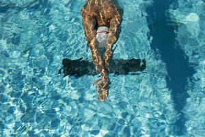 Nageur masculin à angle élevé dans la piscine photo