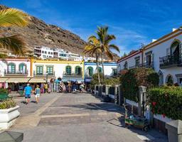 coloré ville de puerto de mogan sur le Espagnol canari île sur une chaud ensoleillé journée photo