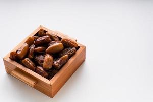 séché Rendez-vous fruit dans en bois plateau avec doux serviette de table isolé sur blanc Contexte. photo