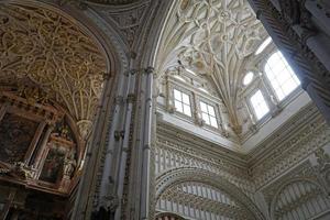 intérieur de mezquita - mosquée - cathédrale de Cordoue dans Espagne photo