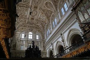 intérieur de mezquita - mosquée - cathédrale de Cordoue dans Espagne photo