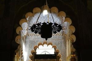 lampe dans mosquée - cathédrale de Cordoue dans Espagne photo
