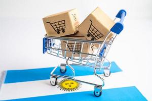 boîte avec logo de panier d'achat en ligne et drapeau de l'argentine, import export shopping en ligne ou commerce finance service de livraison magasin produit expédition, commerce, concept de fournisseur. photo