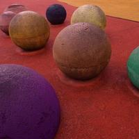 boules colorées sur le terrain de jeu