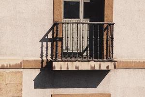 Balcon sur la façade de la maison, l'architecture dans la ville de Bilbao, Espagne photo