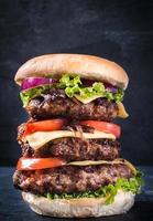 Burger fermer sur foncé Contexte photo