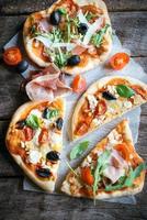 servi prosciutto mini Pizza photo