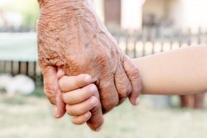 petit enfant et grand-parent photo