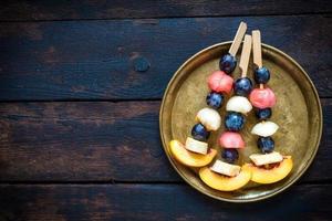 des fruits sur le bâton photo