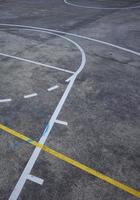 terrain de basket de rue dans la rue photo